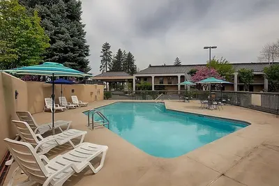 Image de Comfort and Convenience! 2 Relaxing Units! Close to Bend Municipal Airport!