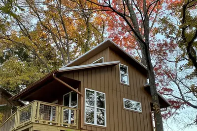 Image de Coach's Quarters - The Dugout - Come Spend The Night in the Trees! !