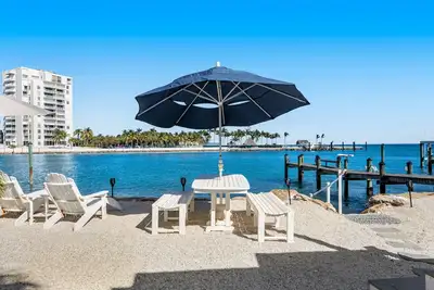 Image de Waterfront beauty with a dock, small private beach, washer/dryer, & gas grill