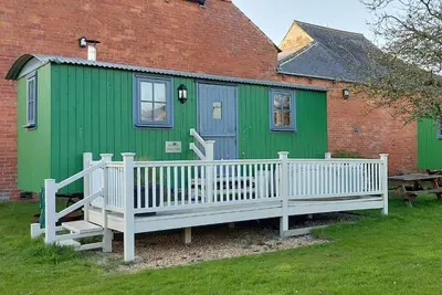 Image de Shepherds hut with hot tub and onsite bistro and gym close to Hadrian's Wall and beach.