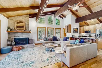 Image de Upscale townhome by Incline Village/Lake Tahoe with fireplace, guest suite & W/D