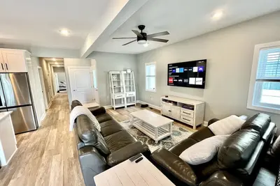 Image de Walkable Wildwood Retreat w/ King Bed