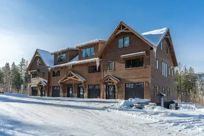 Image de Gorgeous brand-new ski in/ski out escape with exquisite views, and hot tub