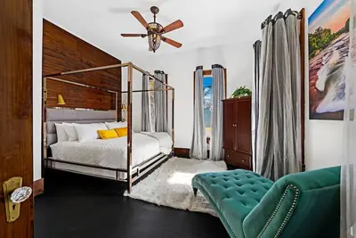 Image de Large Luxury 4bed with secret door & poker table, +Ev