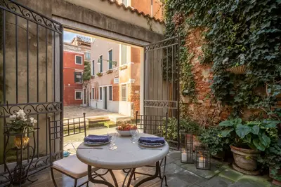 Image de Garden Mansion with Private Mooring R&R
