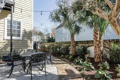 Image de Downtown Duplex - Coming St - Sleeps 20