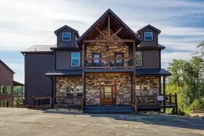 Image de 9 Bedroom Large Cabin - Loaded, including Indoor Pool!