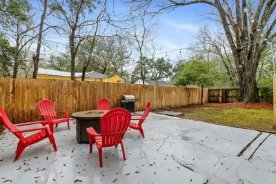 Image de Renovated - 4 BedHome - 10 Minutes to Downtown!