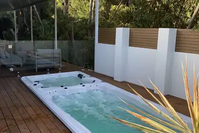Image de A nature haven within walking distance to beach/ town with swim spa on the deck.