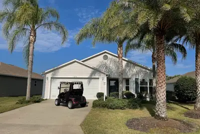 Image de 3-Bed Gem with Golf Cart & Prime Location in the Village of Fernandina