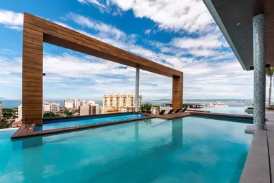 Image de Luxe 2br w/ Balcony, Pool & Gym