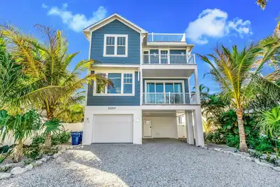 Image de Amazing luxury home with a Pool and Spa, Rooftop deck: On the Flip Side