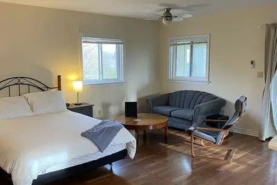 Image de Peaceful country studio apartment.