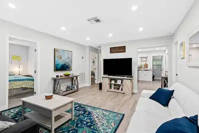 Image de Cozy King Bed 3 Bed/1 Bath House - 3 mi from the beach!
