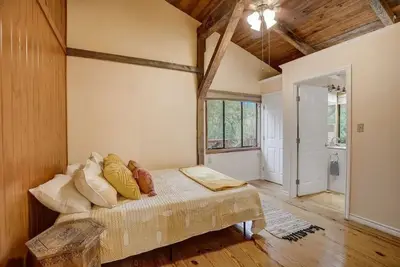 Image de Golden Pine Retreat-Large Cabin-3 Bedrooms & Deck