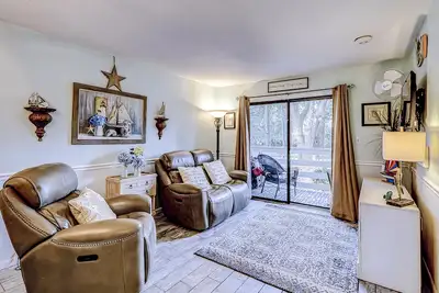 Image de Updated island condo with two pools, tennis, & game room - walk to the beach