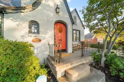Image de New listing: Modern Tudor, centrally located