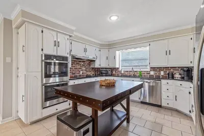 Image de Modern Spacious 4 Bedroom Home