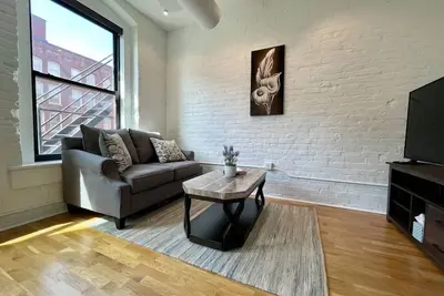 Image de A historic 1, 200 square foot loft in the heart of the Old Market with Howard Street view