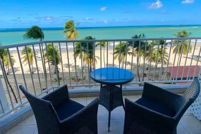 Image de Beachfront Gem in heart of Isla Verde Walk 2 Eat