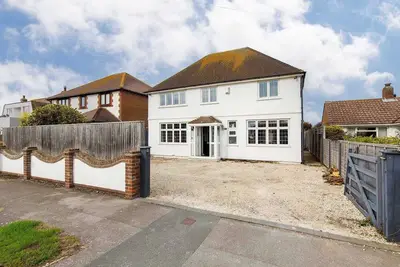 Image de Bright & Modern 4 br House 100 metres from Beach!