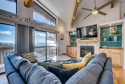Image de Three-story townhome with stunning Lake Tahoe view, 2 fireplaces & 2 balconies