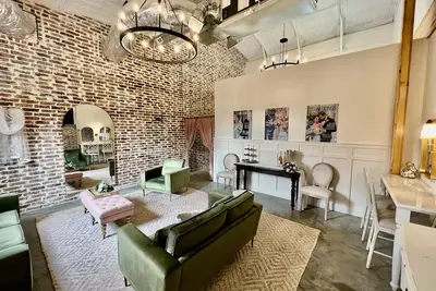 Image de Events barn with bridal suite + separate grooms den\/game room.
