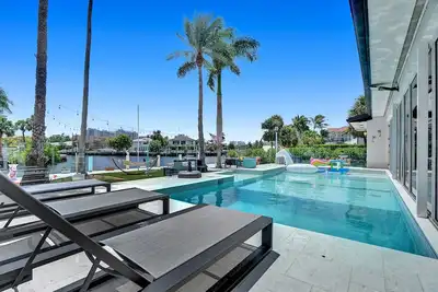 Image de Luxury Home on The Water 5bd