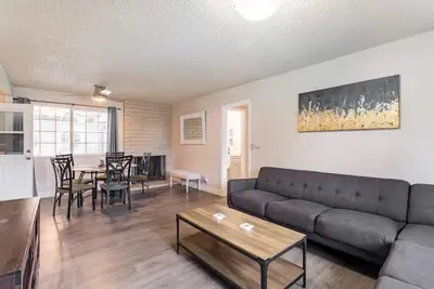 Image de Updated 4 Bedroom Home with Pool and Den