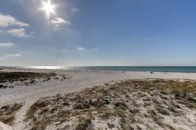 Image de #5- New Lower Price! Nice! 2 Br-Directly on the sand! King bed!