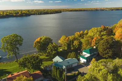 Image de The Dylan | 4 Bedrooms | 8 Guests | Hot Tub | Waterfront