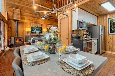 Image de Cabin w/Hot tub+Outdoor Kitchen+Firepit near Atv & Sxs Trails~8mns to Helen, Ga!
