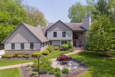 Image de Private Pool/4 Min drive to Beach/5 Star home w/ huge yard, firepit & sunroom