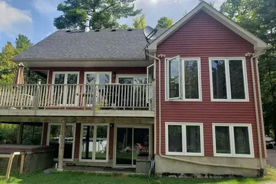 Image de Round Lake Cottage Pool Hot Tub