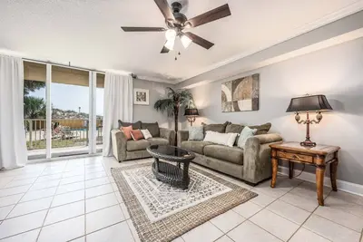 Image de Beachfront Walkout Poolview Condo