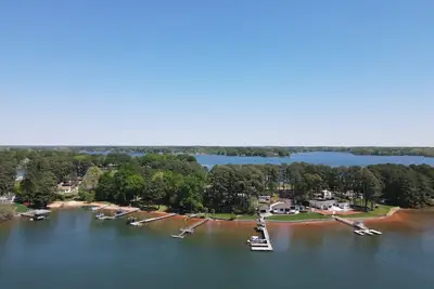 Image de Lake Norman waterfront home with incredible sunset views