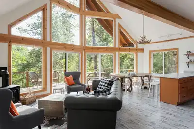 Image de Dog friendly cabin + hot tub, nestled amongst the trees