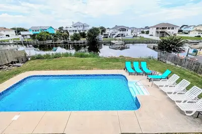 Image de 5br, Waterfront, 350ft-Beach, Salt Pool, Renovated, 14 guests, Ev Charger