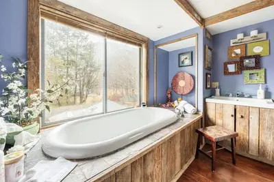 Image de Romantic sky loft with steam shower and giant tub. Breweries and hiking nearby