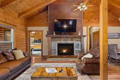 Image de Timber Ridge Luxury Log Cabin, Hot Tub, Fireplace, Sleeps 14