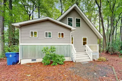 Image de Quaint A-frame home with tennis court, pool, washer/dryer, & WiFi