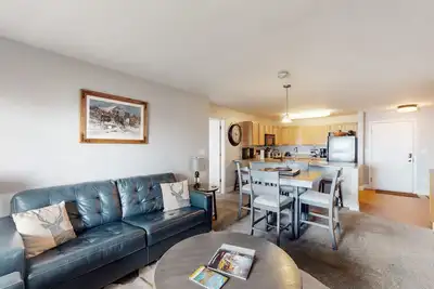 Image de Mountain resort condo with off-site pool, gym, ski gondola, game room & firepit