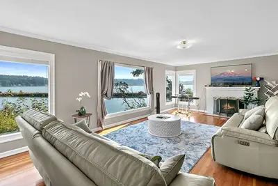 Image de Waterfront home with a firepit, kayaks, grill, & a private washer\/dryer