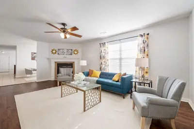 Image de Dog-friendly home with washer\/dryer, central Ac, cable & a deck