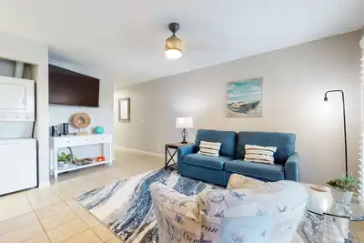 Image de First-floor condo near Whitecap Beach with balcony, pool & dock
