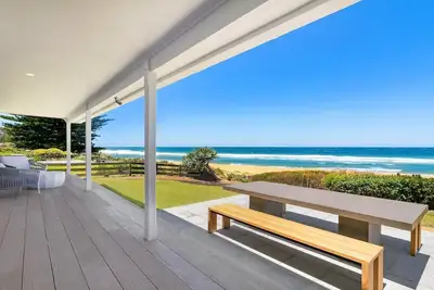 Image de The Beach House | Luxry beachfront | Accom Holidays
