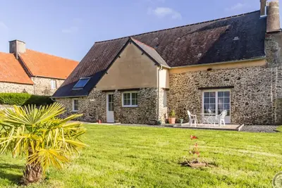 Maison chaleureuse à Saint-Lô avec grand jardin et terrasse, proche commerces et sites touristiques.