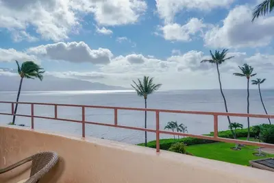 Image de Oceanfront Charm| Designer Interiors & Elegance Ac