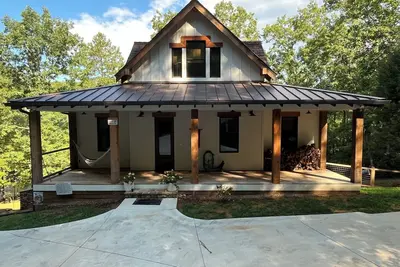 Image de Summer Discount! 7 Br Luxury River home, hot tub, kayak, game room, fire pit
