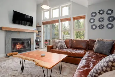 Image de 2br Multi-Level Townhome in Peaceful Location | Hot Tub | Free Parking